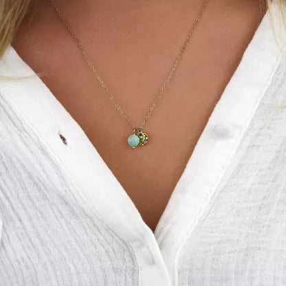 Collier jade et médaillon martelé